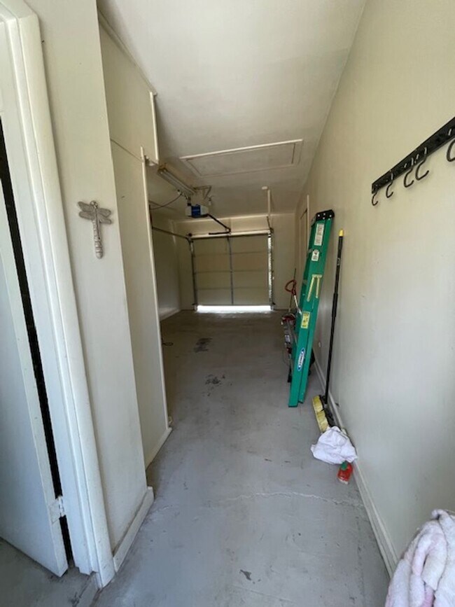 Building Photo - Maryville 37804 - 3 bedroom, 2 bath ranch home - Contact Debra Johnson (865) 591-8281