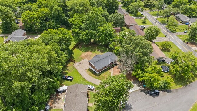 Building Photo - NEWLY REMODELED 3BR, 2BA Duplex Unit in He...