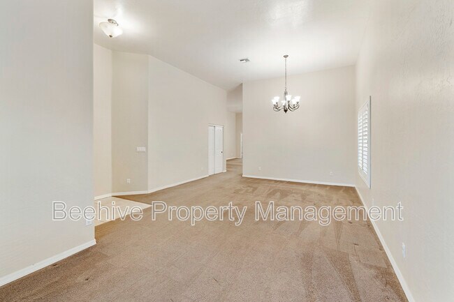 Building Photo - 1861 N Oracle Cir