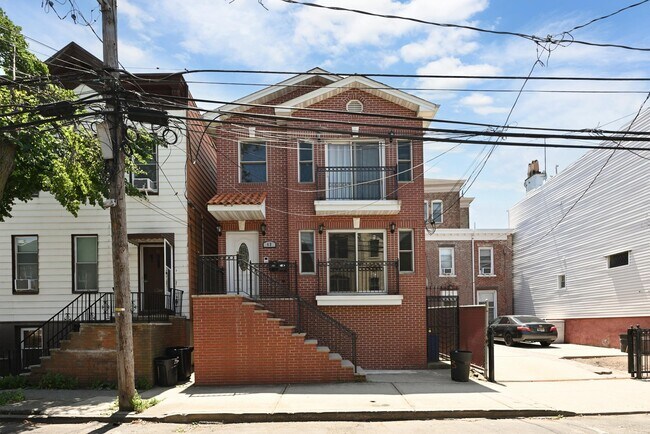 Building Photo - 43 Manhattan Ave