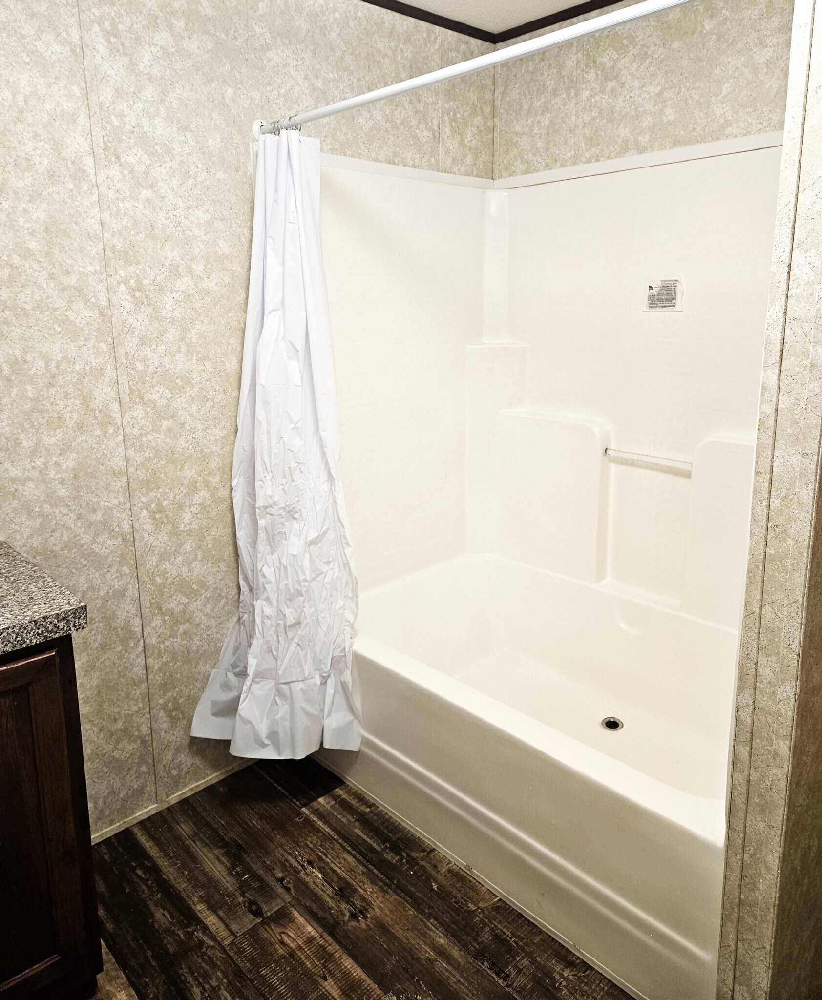 Ensuite - 2818 Jacob Ave