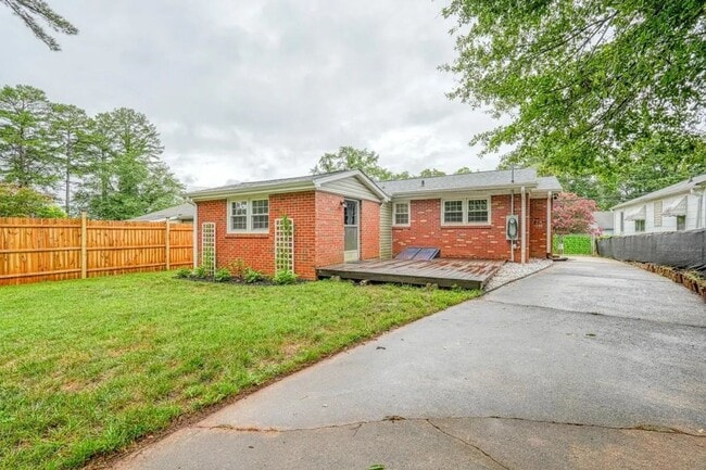 Primary Photo - 215 Collins Ave