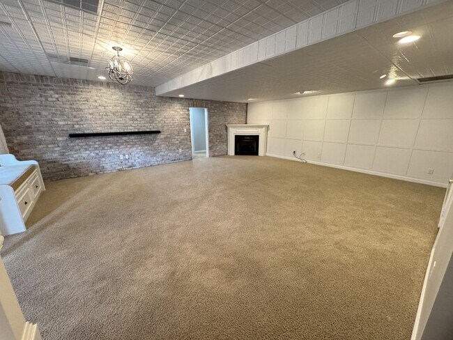 Building Photo - 307 Oak Meadow Ln