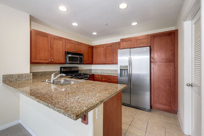 Building Photo - Spacious 2BR/2.5BA Townhome in the desirab...