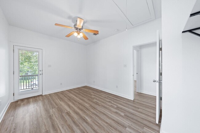 Building Photo - 707 E 47th St