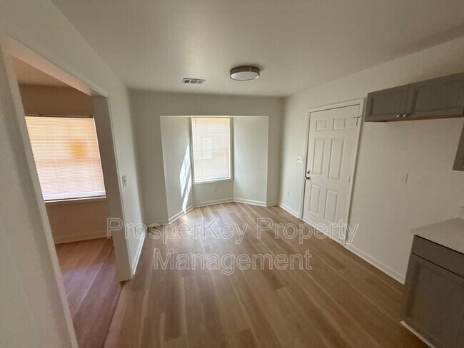 Building Photo - 1413 John Smith Ave