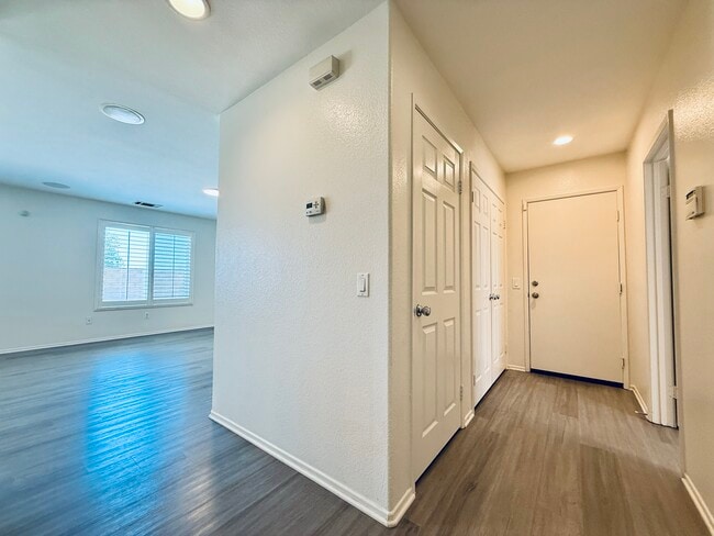 Building Photo - 44608 Avenida Linda