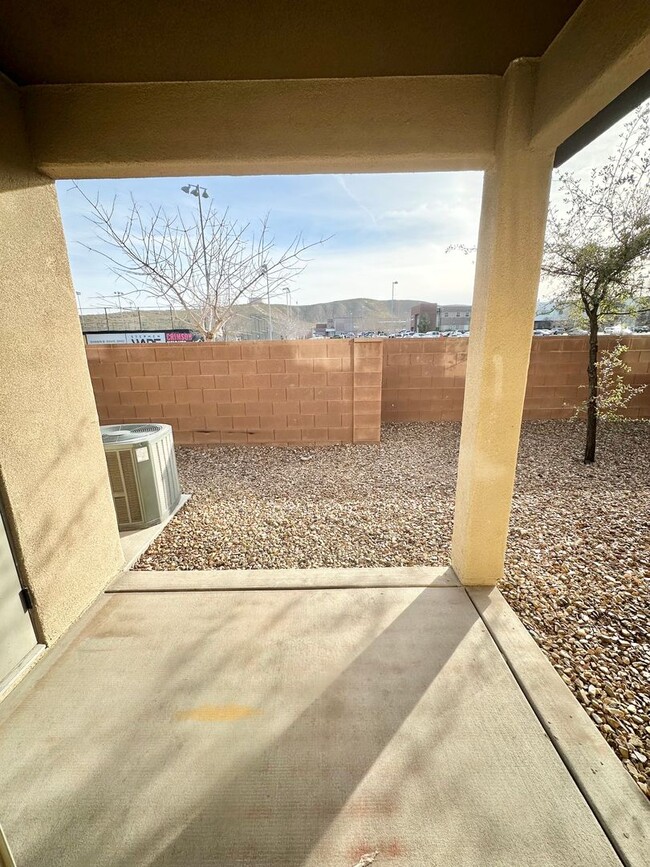 Building Photo - Desert Hills Gem!