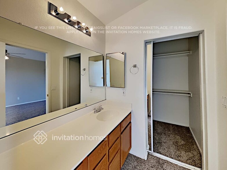 Building Photo - 1035 W 22nd Ave