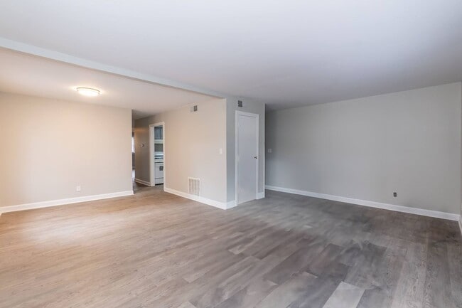 Building Photo - Two Bedroom Home!
