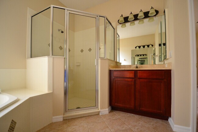 Building Photo - 4 BR Lakefront & Pool Home
