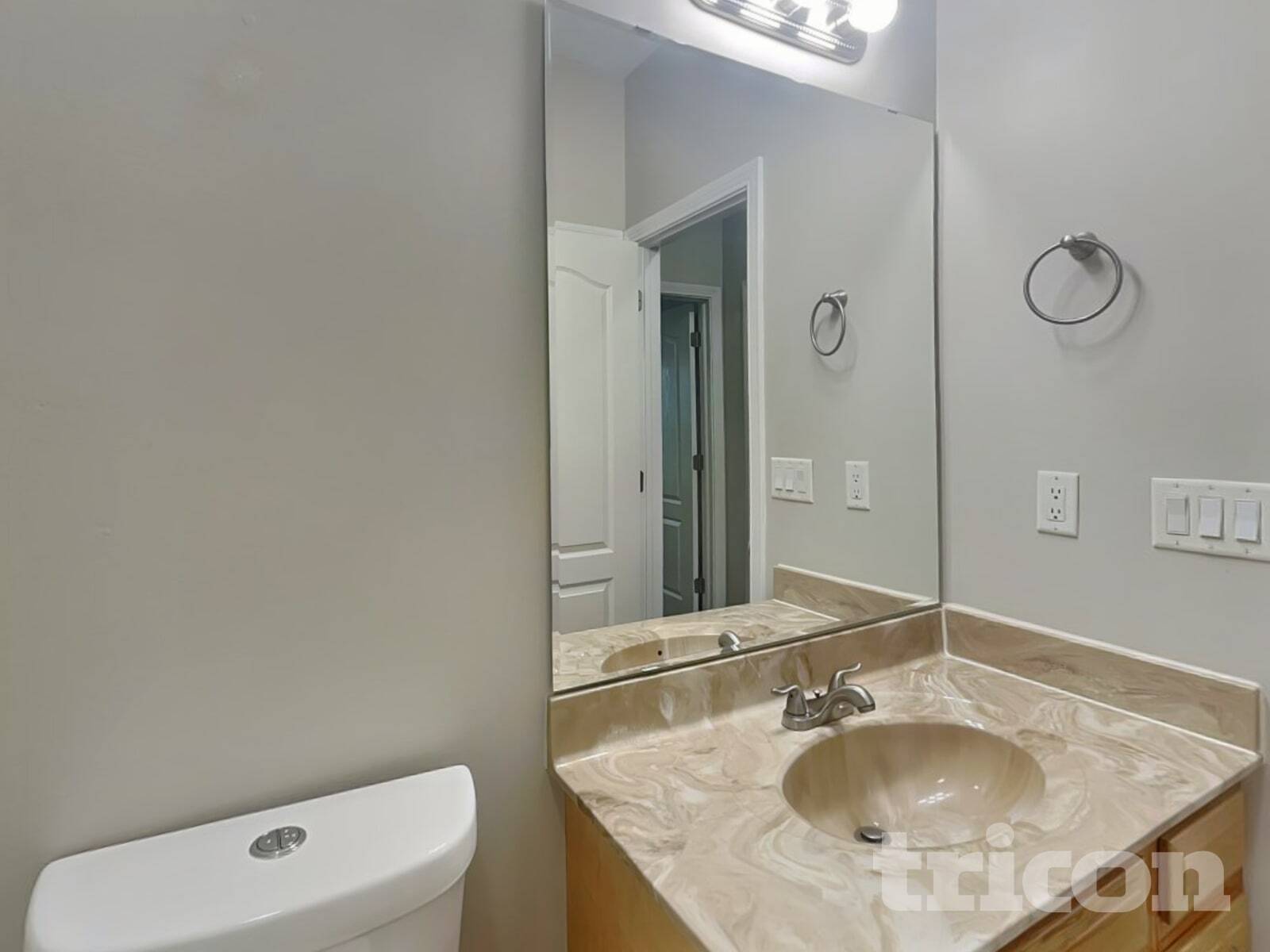 Building Photo - 4687 Bayview Dr