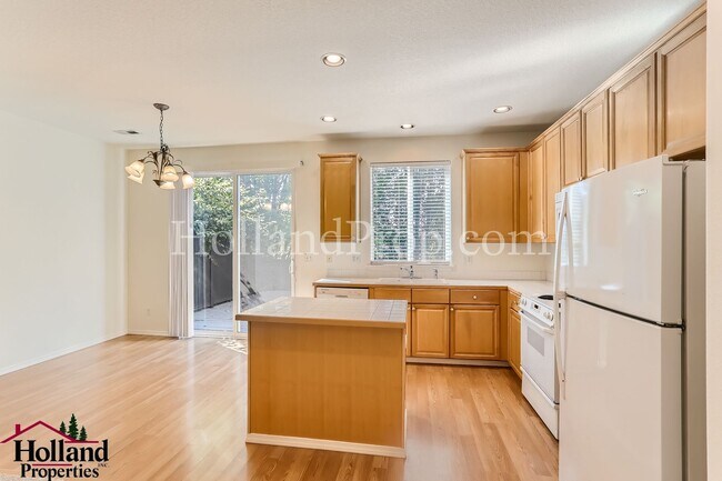 Building Photo - Charming and Comfortable Townhouse in Bethany Area!