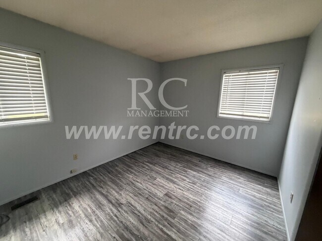 Building Photo - 910 Timberline-