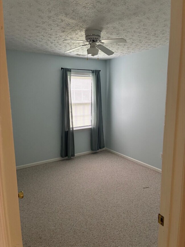Building Photo - 3 Bed 2 Bath Newport Home Available now
