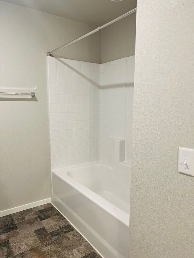 Building Photo - 2 bedroom, 1 bath condo located in Northwest Loveland, CO