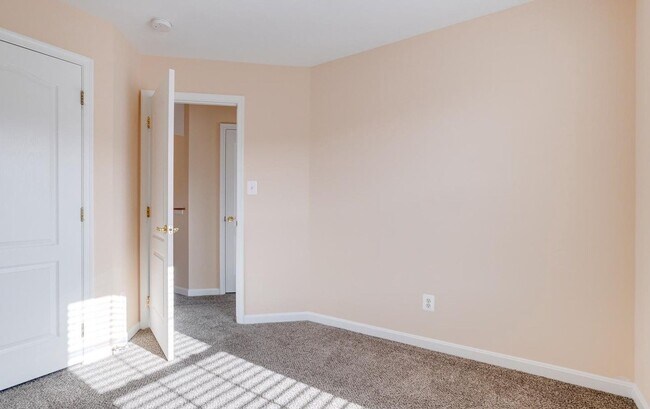 Building Photo - Charming Abingdon Townhome with Modern Upgrades!