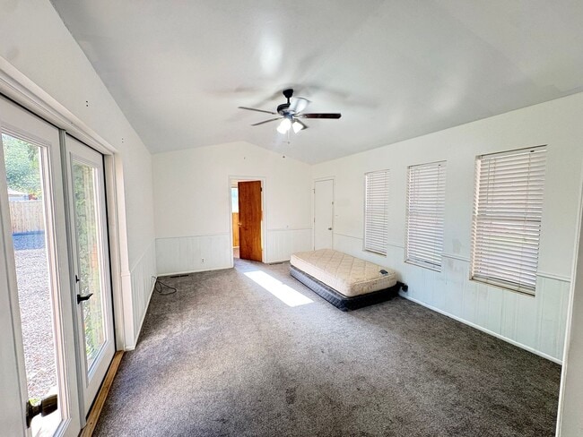Building Photo - 437 Circleway Dr