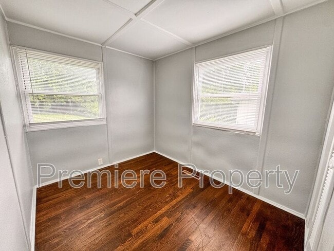 Building Photo - 4412 N Virginia Ave