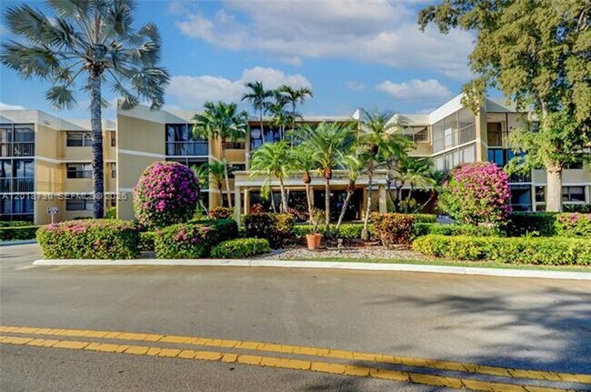 Building Photo - 16175 Golf Club Rd