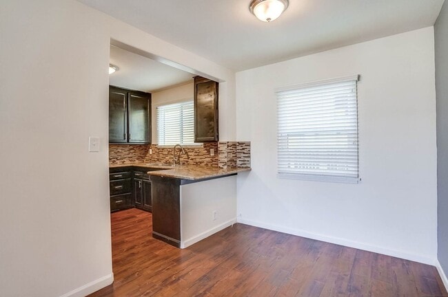 Building Photo - 4462 1/2 W 59th St-