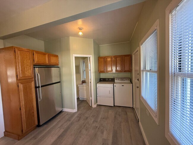 Building Photo - 5BR 1.5BA Berkeley Home | W/D, Dishwasher, Backyard + Storage Near Shattuck & Berkeley Bowl