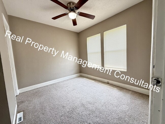Building Photo - Charm and Space in 3 Bedroom Home