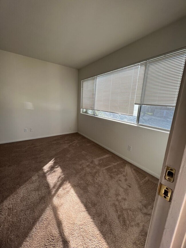 Building Photo - 3BR/1BA Single Family Home (920 SF)