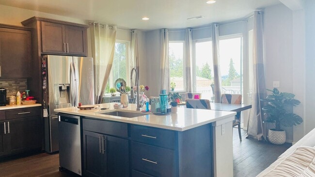 Building Photo - Spacious Corner 5 bed Single Family Home i...