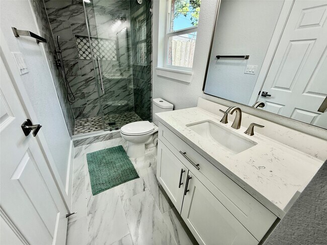 Building Photo - 1631 Shadow Bend Dr