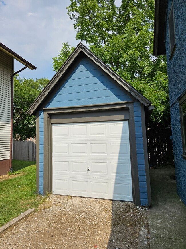 Building Photo - 849 E University Ave