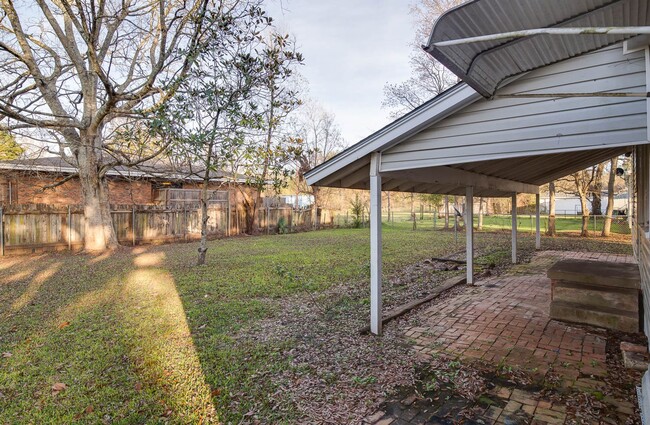 Building Photo - 2/1 Close to everything!!