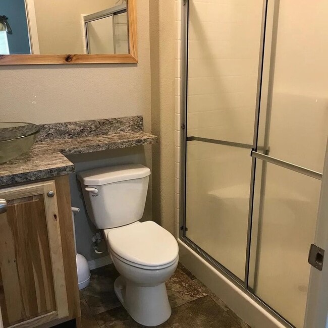 Building Photo - Quiet Home Out of Town