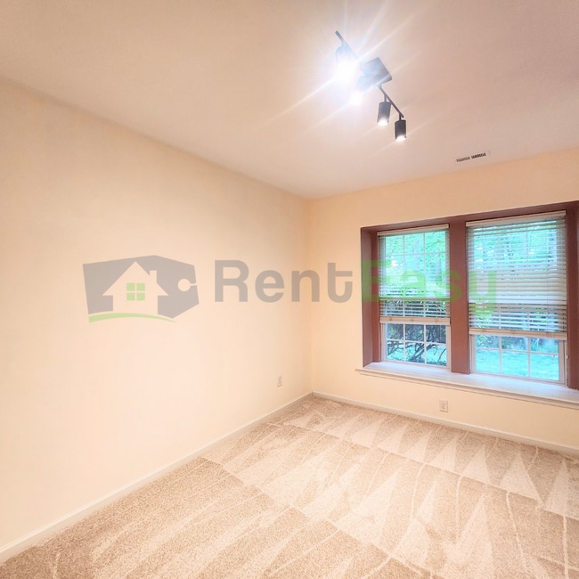 Building Photo - 2250 Humphreys Dr