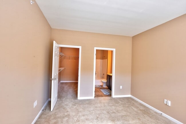 Building Photo - Second Floor Front View 2 Bedroom in a Gated Community!