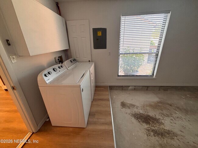 Building Photo - 7827 Fawn Brook Cir E