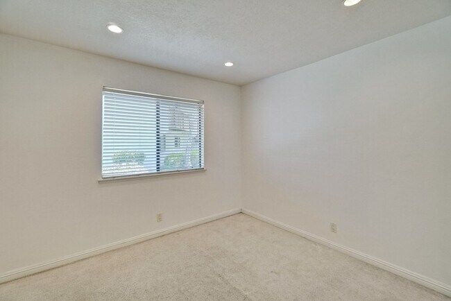 Building Photo - 2201 Monroe #505