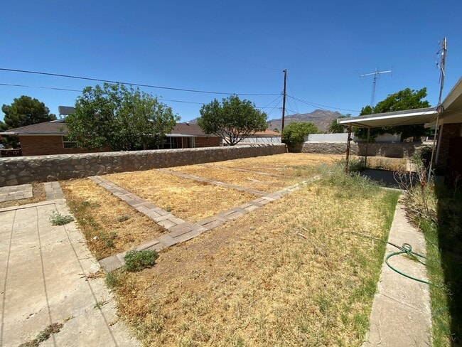 Building Photo - Northeast El Paso 3bed/2bath w/LOTS of liv...