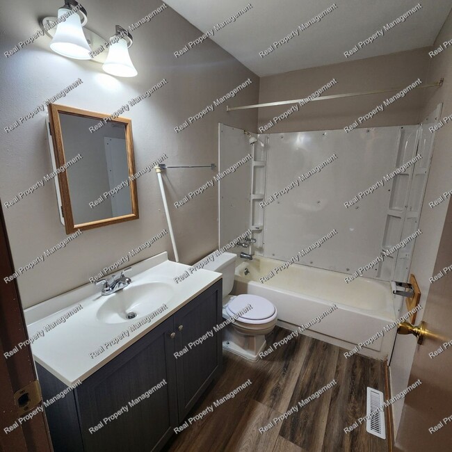 Building Photo - 2 Bedroom Townhome