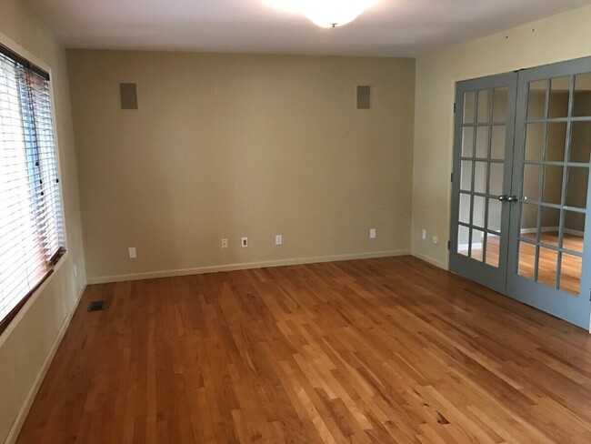 Building Photo - 2704 Cherry Hills Dr