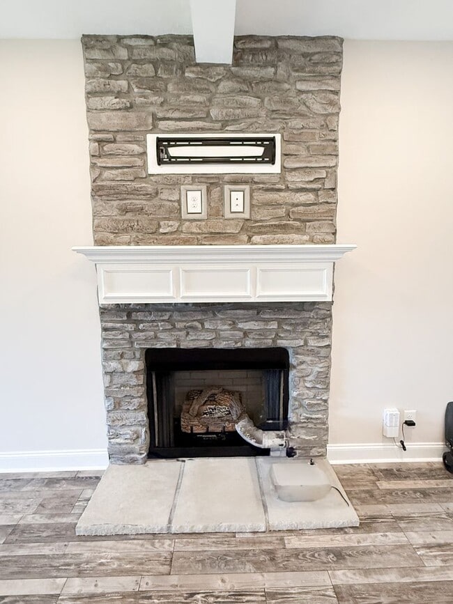 Building Photo - 1142 Eagle's View Dr