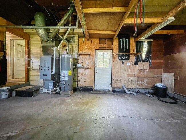 Building Photo - 2 Bedroom Home, Fenced in Backyard + Garage! Available soon!