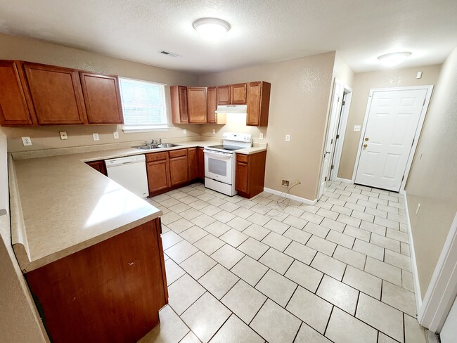 Building Photo - 4102 Valley View Dr NE