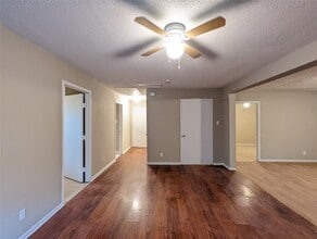 Building Photo - 2016 Creston Dr