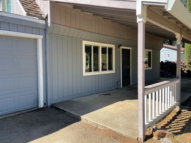 Building Photo - 4 bedroom, 2 bath home in Lake Wildwood ga...