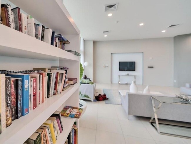 Building Photo - 1900 N Bayshore Dr