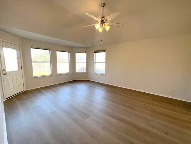 Building Photo - Single Story 4 Bedrooms 2 Bathrooms Home for Rent in Prime Northwest of Austin Location, nearby A...