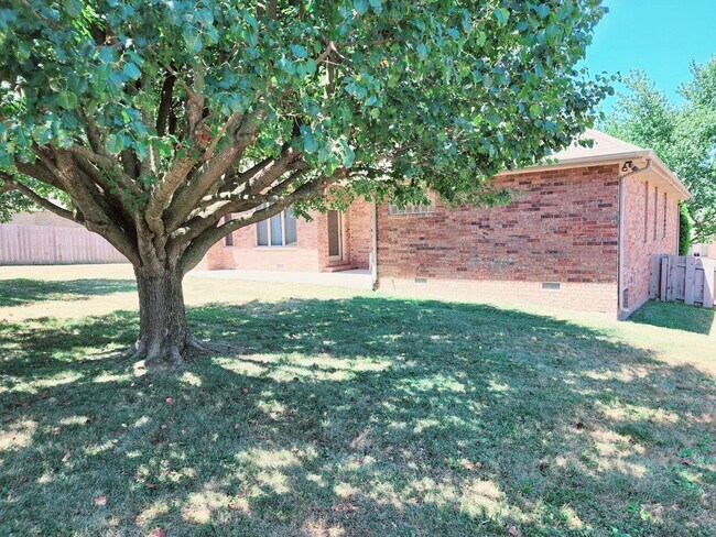 Building Photo - Spacious & Unique in Twin Oaks, Southwest Springfield