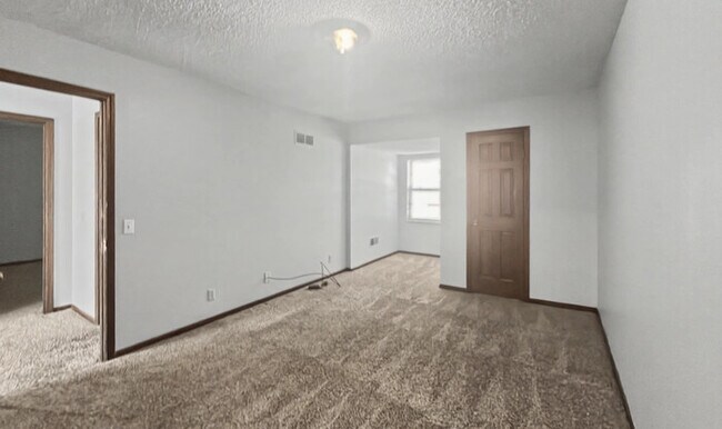 Building Photo - 3 Bed/2 Bath Condo with Garage / Pet-Friendly / Available Now!