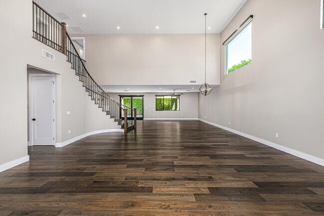 Building Photo - 3821 E Devonshire Ave